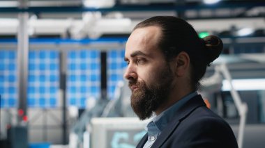 Bir fabrikada güneş enerjisi kalitesini inceleyen profesyonel danışman, veri raporlarını ve pürüzsüz üretim hattı ve sürdürülebilir güneş enerjisi anlayışını gözden geçiriyor. Fotovoltaik endüstrisi. Kamera B.