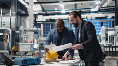 Fabrika müfettişleri ve denetçileri üretim ölçümleri hakkında brifing veriyor, endüstriyel yenilikleri destekliyor ve sürdürülebilir süreç iyileştirmesini destekliyor. Güneş enerjisi üretimi. Kamera A.