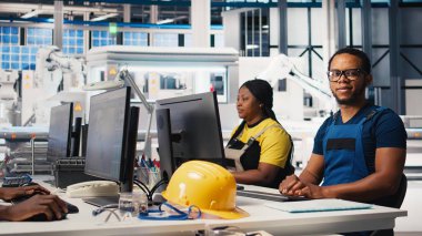 Mühendis, modern bir çalışma istasyonundaki enerji tasarrufu konfigürasyonlarını inceliyor. Uzman, yenilenebilir enerji üretimini arttırmak ve arızaları azaltmak için sistem ayarlarını inceliyor. Kamera A.