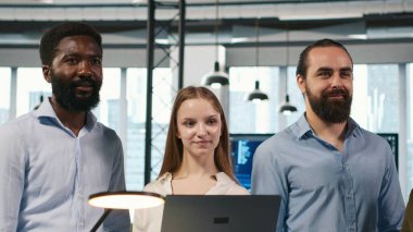 Gülümseyen takım çalışmalarının portresi yapay zekayı performansı ve tahminleri optimize etmek için kullanıyor. Ofisteki neşeli iş arkadaşları eğitim makineleri öğrenme modelleri, kamera A