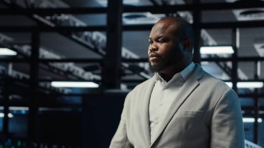 Yüksek teknoloji sunucu merkezinde çalışan yönetici büyük miktarda veriyi işleme ve depolama yeteneğine sahip. Afrika kökenli Amerikalı bilişim uzmanı sorun çözme sunucu sıraları ağ kaynaklarını kontrol ediyor, kamera B