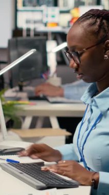 Ekonomik grafiklere göre sermaye tahsisini değerlendirmek için yapay zeka teknolojisini kullanan dikey video portföyü yöneticisi. Afrikalı Amerikalı bir kadın araştırma sürüşü öğrenmek için makine kullanıyor.