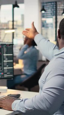 Dikey Video Yatırım Danışmanı, Black Swan olayını izledikten sonra müşterilerini para çekmeye çağırıyor. Tescilli firma çalışanı, ayılar sırasında portföy fiyatlarının düşmesinden korktu.