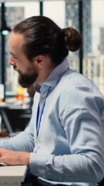 Dikey video Sad portföy yöneticisi negatif borsa yatırım geri dönüşleri nedeniyle üzgün. Altüst tüccar düşük performans ölçümlerinden şok oldu, yatırım fırsatlarından yararlanamadı