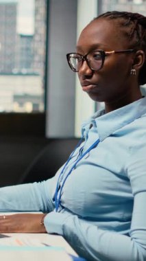 Prop firmasındaki dikey video Equity analisti gelecek borsa değerini değerlendirmek ve not almak için üç aylık kazançları gözden geçiriyor. Tüccar yatırımları iyileştirmek için mali analizler yürütüyor.