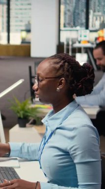 Ekonomik grafiklere göre sermaye tahsisini değerlendirmek için yapay zeka teknolojisini kullanan dikey video portföyü yöneticisi. Afrikalı Amerikalı bir kadın araştırma yapmak için makine kullanmayı öğreniyor. Sürücü büyümesi, kamera A