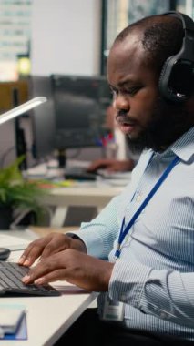 Ofisteki dikey video tüccarı, ticaret platformu torpidosunda hata düzeltmeye çalışan şüpheli giriş uyarısı saptadı. Borsacı yetkisiz giriş uyarısı görüyor