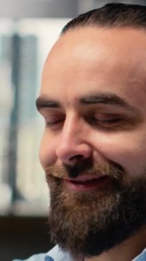 Mutlu gün işlemcisinin dikey videosu borsa fiyat tablolarını analiz ediyor, ofiste alım satım kararları veriyor. Neşeli borsacı müşteri siparişlerini ticaret platformuna yerleştirir