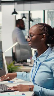 Borsa eğilimlerini analiz etmek ve yatırım gelirlerini artırmak için yapay zeka kullanan dikey video yöneticileri. İş arkadaşları yatırım fırsatlarını tanımlamak için Al Chatbot kullanıyor, kamera A