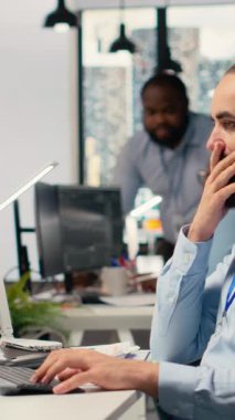 Beklenmedik piyasa çöküşünden sonra yatırım portföyündeki değer düşüşünden endişe duyan, inançsızlığı kapsayan dikey video tüccarı. Borsa kayıpları ve kamera yüzünden canı sıkkın bir mali uzman.