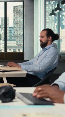 Dikey video endişeli portföy yöneticileri Black Swan olaylarına tepki olarak holdingleri ayarlıyorlar. Sıkıntılı hissedarlar, beklenmeyen durgunluk olayının hisse senedi piyasa etkilerini değerlendiriyor, kamera A