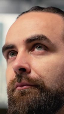 Yatırım yapmadan, gülümsemeden, seçimlere olan güvenini dile getirmeden önce kendini motive eden dikey video eski şirket simsarı. Finansal uzman riskli ticaret yapmak için cesareti teşvik ediyor.