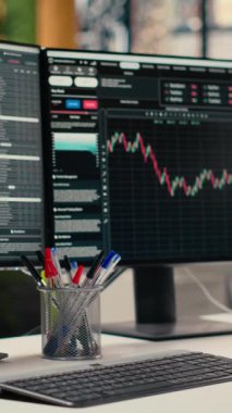 Fiyat grafikleri ve teknik göstergeleri ekranlarda görünen dekor firması ofisinde dikey video ticareti yazılımı. Analitik kullanarak borsa faaliyetlerini izleyen finans uzmanları için masaüstü kurulumu