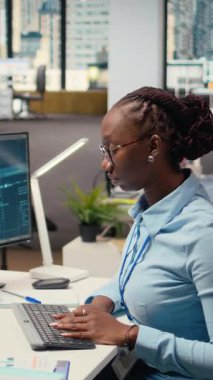 Ofisteki dikey video tüccarı, PC 'deki yapay zeka teknolojisini analitik çizelgeleri yorumlamak, satın alma ve satışı optimize etmek için kullanıyor. Afrikalı Amerikalı kadın kazancı maksimuma çıkarmak için derin öğrenme otomatikleştirmesini kullanıyor