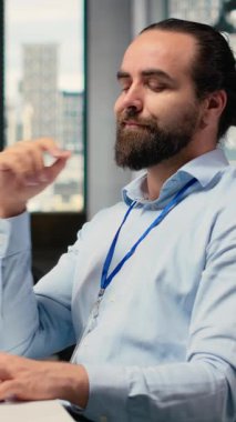 Yatırım yapmadan önce beyin fırtınası yapan, gülümseyen, seçimine güvenen dikey video tüccarı. Komisyoncu şirket uzmanı ticaretten önce düşünüyor, kendine güvenini gösteriyor.