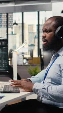 İşyerindeki dikey stresli tüccar sistem uyarıları tetikledikten sonra ticari hesaptaki şüpheli erişimi araştırıyor. Komisyoncu, emniyette müşteri ihlali girişimi konusunda endişeli.