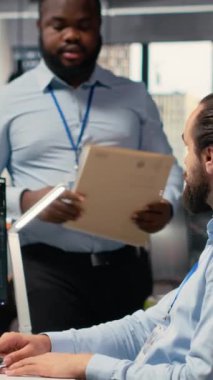 Dikey video prop firması yöneticisi ve çalışanı kağıt işlerini inceliyor, borsa dengesizliğini değerlendirmek için derin öğrenme kullanıyor. Komisyon şirketi lideri ve çalışanı YZ 'yi yatırım yapmak için kullanıyor