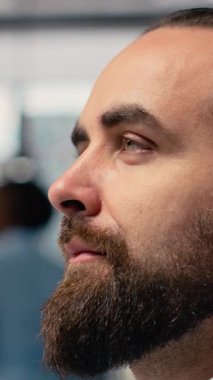 Ofisteki dikey video tüccarı, yüzünde ince bir gülümsemeyle yukarı bakıyor. Ekonomik bağımsızlığı ve gelecekteki başarıyı gözünde canlandırıyor. PC masasındaki iyimser borsacı zenginlik ve ekonomik hayal kuruyor.