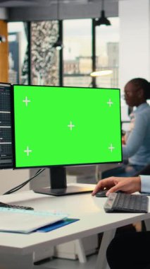 İzole ekran bilgisayarı kullanarak telekonferans toplantısında müşterilerle konuşan dikey video yatırım danışmanı. Finansal danışman çevrimiçi video çağrısına katılmak için model bilgisayar kullanıyor, kamera A