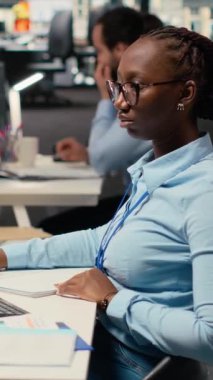 Dikey video günü işlemcisi borsa fiyat grafiklerini analiz ediyor, bilgilendirilmiş alım satım kararları almak için notlar alıyor. Borsacı analiz görüşleri yazıyor, ticaret platformunu kullanarak siparişleri yerleştiriyor.