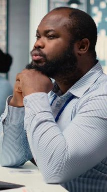 Dikey video günü işlemcisi hisse senedi piyasa fiyat grafiklerini analiz ediyor, düşünüyor, malzeme firması ofisinde alım satım kararları veriyor. Adam beyin fırtınası yapıyor, müşteri siparişlerini ticaret platformunu kullanarak veriyor.