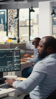 Black Swan olayından endişelenen dikey video şirketinin iş arkadaşları ekonomik karışıklığa yol açarak müşterileri uyardılar. Borsa krizi haberlerini izleyen eski iş arkadaşları,