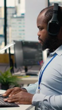 Vertical Video Prop firması günlük işlemcisi, yazılım arayüzü üzerinde yapılan şüpheli giriş uyarısı nedeniyle panikledi. Komisyon çalışanı yetkisiz giriş için güvenlik uyarısı görüyor