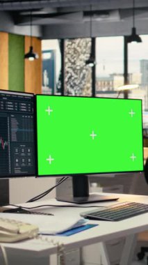 Dikey video tüccarı müşteriyle sohbet ediyor, kroma anahtar bilgisayar kullanarak özel finansal strateji sağlıyor. Kulaklık mikrofonuyla konuşan mali danışman, izole ekran PC kullanarak, istemci incelemesi