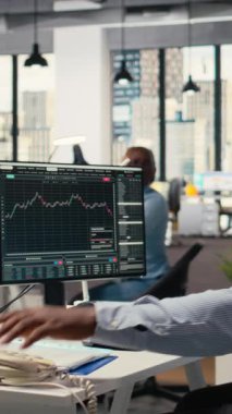 Black Swan olayından endişe duyan, müşterileri uyaran dikey video ekibi çalışanları. Komisyoncu şirket uzmanları borsanın krizdeki haberlerini izliyor, telefon görüşmeleri yapıyorlar.