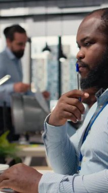 Borsa şirketindeki dikey video günü işlemcisi borsa eğilimlerini ve fiyat grafiklerini analiz ederek satın alma ve satma kararları alıyor. Finans uzmanı müşteri siparişlerini PC üzerinden ticaret yazılımı kullanarak yerleştirir