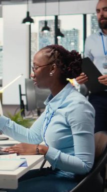 Dikey video ekip çalışması tescilli şirket meslektaşları hisse senedi piyasasının dengesizliğini değerlendirmek için derin öğrenme kullanıyor. Komisyoncu ve Afro-Amerikan kadın AI 'ı yatırım yapmak için kullanıyor.