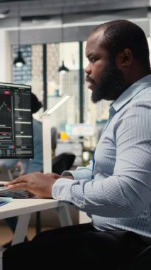 Ofisteki dikey video ekip çalışanları, bilgisayar korsanlarının sistemlere sızmak için kullandıkları sömürü sonrasında güvenlik alarmını çözmek için birlikte çalışırlar. Aksesuar firması meslektaşlarından oluşan bir ekip nasıl korunacakları konusunda beyin fırtınası yapıyor.