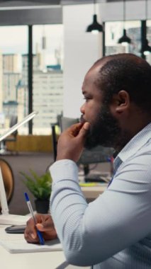 Beklenmedik piyasa çöküşünden sonra yatırım portföyündeki değer düşüşünden endişe duyan dikey video tüccarı. Borsa hesaplarından rahatsız olan endişeli adam hisse senedi fiyatlarında dalgalanma, kamera