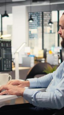 Dikey video portföy yöneticisi pazar eğilimlerini, yatırım stratejilerini rafine etmek ve getirileri artırmak için analiz eder. Finans uzmanı yeni yatırım olanaklarını belirlemek için performans ölçümlerini izliyor