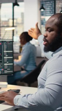 Black Swan olayından endişelenen dikey video yatırım danışmanı müşterileri alarma geçirdi. Afro-Amerikalı adam borsa krizi haberlerini izliyor.