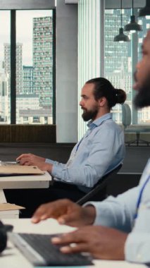 Dikey video komisyonculuğu şirketinin meslektaşları Black Swan olayının küresel finansmanı sarsmasından şok oldular ve para çekme çağrıları yaptılar. Yatırım fonu çalışanlarına göre piyasa çöküşü ve kameranın portföy değeri düşüyor