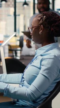 Dikey video prop şirketinin elemanları yapay zeka teknolojisiyle ticari operasyonları garantiye alıyorlar. Borsa portföy pozisyonlarını analiz etmek için yapay zeka sohbet botu kullanan tüccarlar.