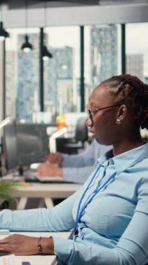 Dikey video prop şirketinin elemanları yapay zeka teknolojisiyle ticari operasyonları garantiye alıyorlar. Borsa portföy pozisyonlarını analiz etmek için yapay zeka sohbet botu kullanan tüccarlar.