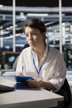 Veri merkezi teknisyeni teçhizatı inceledikten sonra not alıyor ve performans tespitlerini kontrol ediyor. Sistem kontrolü yaptıktan sonra sunucu çiftlik çalışanı yazma onarımı gerekiyor