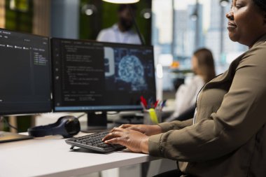 Program yazma kodunu kapat, derin öğrenim API 'leri geliştir. Bilgisayar üzerinde yapay zeka kullanarak teknik başlatma ofis çalışanı sorun giderme uygulaması hataları