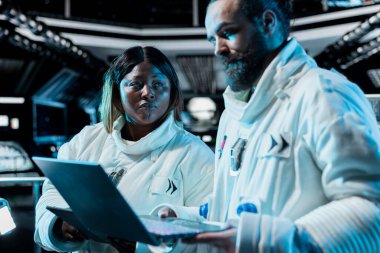 Kozmonotlardan oluşan bir ekip laptopta veri analizi yapıyor. Gezegen dışı göreve hazırlanıyorlar. Astronotlar analitiği incelemek için dizüstü bilgisayar kullanıyor ve gezegene iniş prosedürlerini başlatıyorlar.