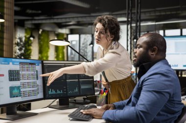 Meslektaşlar performans ölçümleri hakkında tartışıyor ve danışmanlık yapıyor, hedefleri hizalamak ve çok uluslu bir şirkette verimli iş hedefleri elde etmek için içgörülerden faydalanıyor.