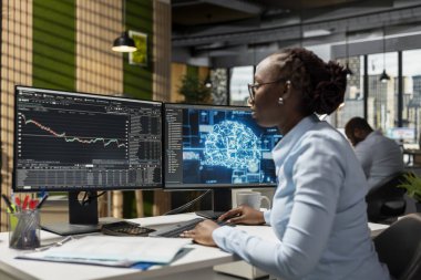 İşlemci, borsa hareketlerinin öngörülebilir doğruluğunu artırmak için nöral ağ yapay zeka modellerini kullanıyor. Ticari stratejileri optimize etmek için yapay zeka kullanan bir şirket çalışanı.