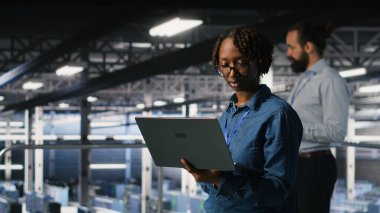 Veri merkezi yazılım geliştiricileri AI LLM görselleştirmelerini gözden geçirmek için aygıtlar kullanıyor. Bilişim uzmanları nöral ağ çıktılarını analiz etmek ve istikrarlı dişli işlemleri sağlamak için birlikte çalışıyorlar