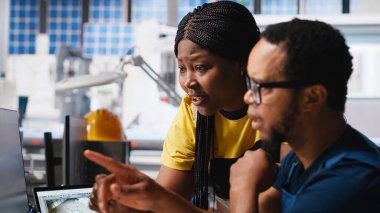 Mühendisler modern fabrikadaki güneş sistemi yazılımını izliyorlar, enerji üretimini denetleyen uzmanlardan oluşan bir ekip ve yüksek teknolojili bir fotovoltaik tesiste ekipman ayarlıyorlar. Kamera A.