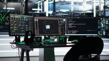 Veri merkezindeki monitörler altyapı sağlığını optimize eden düğüm ağacı programlamasını gösteriyor. İş istasyonlarındaki görsel programlama sistemleri sunucu odası ekipmanları arızalarını tespit ediyor