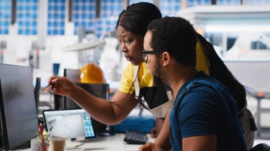 Siyahi mühendisler bilgisayardaki fotovoltaik sistem tasarımlarında işbirliği yapıyor, çevre dostu yenilenebilir enerji teknolojisine odaklanıyor. Ekip, güneş enerjisi yazılımı ve ekipman performansını inceliyor. Kamera A.