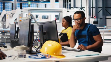 Güneş enerjisi uzmanı, araştırma ve yenilik odaklı çevre dostu fabrikada tasarım modellerini güncelliyor. Erkek işçi dijital sistemler kullanarak sürdürülebilir endüstriyel büyümeyi destekliyor. Kamera B.