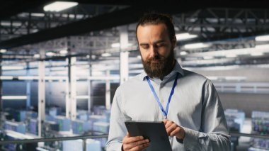 Veri merkezindeki bilgisayar bilimcileri sinirsel ağ LLM görüntülemesini izliyor. Endüstriyel sunucu çiftliği bilişim uzmanları, platformları çalıştıran makine öğrenme süreçlerini denetliyor