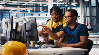 Siyahi mühendisler bilgisayardaki fotovoltaik sistem tasarımlarında işbirliği yapıyor, çevre dostu yenilenebilir enerji teknolojisine odaklanıyor. Ekip, güneş enerjisi yazılımı ve ekipman performansını inceliyor. Kamera B.